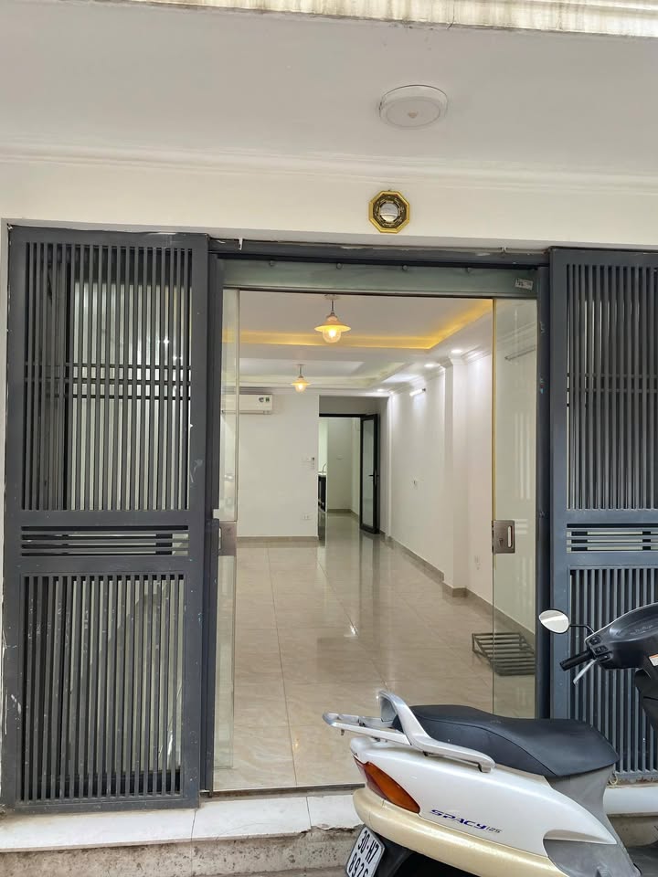 Nhà nguyên căn Đống Đa 50m² giá 18 triệu - Cho thuê ngay, kinh doanh thuận lợi!