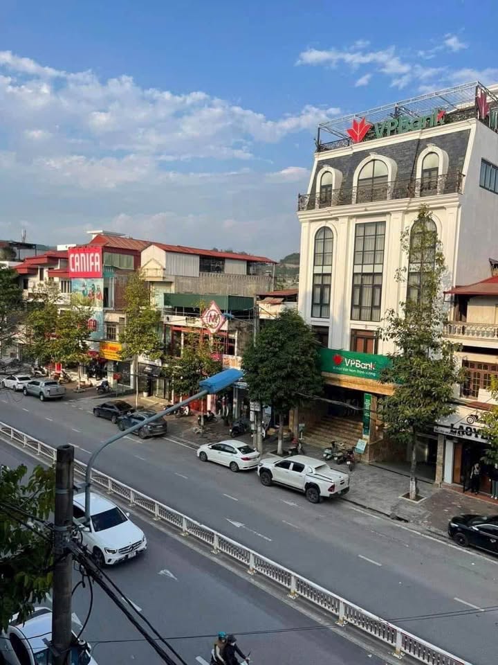 Nhà 3 tầng đường Hoàng Liên, Cốc Lếu, Lào Cai 100m² giá 8.999 tỷ - Vị trí đắc địa ngay trung tâm!
