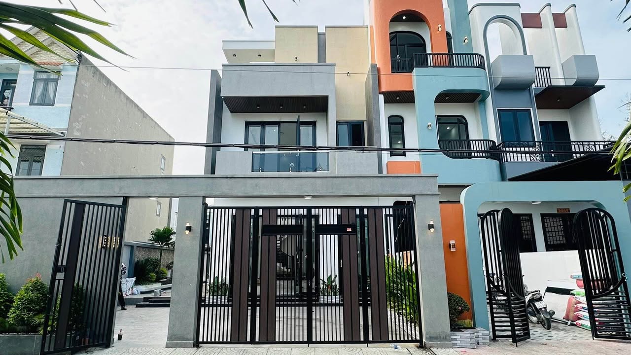 Nhà Phố Sân Vườn Tại Tân Điền, Cần Giuộc 300m² - Giá 5.9 Tỷ Thương Lượng!