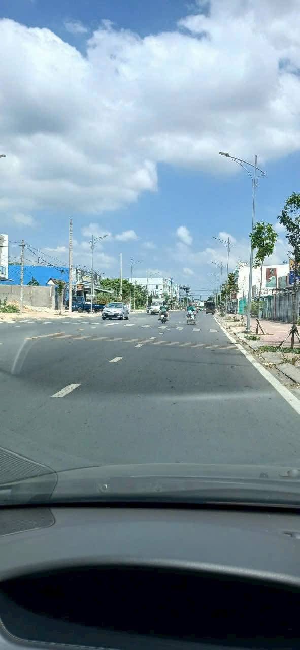 Đất góc 2 mặt tiền đường Tiến Thành, Vĩnh Long 1.700m² giá 37.4 tỷ - Cơ hội đầu tư tuyệt vời!