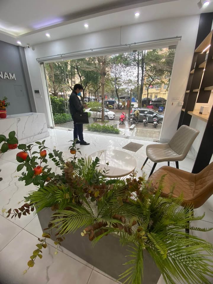 Nhà nguyên căn Trung Hòa, Cầu Giấy 100m² giá 80 triệu - Thang máy hiện đại, nội thất sang trọng!