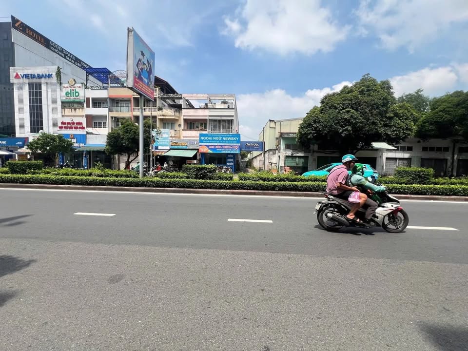 Nhà phố 4 tầng mặt tiền Lạc Long Quân 52m² giá 18.5 tỷ - Phù hợp kinh doanh