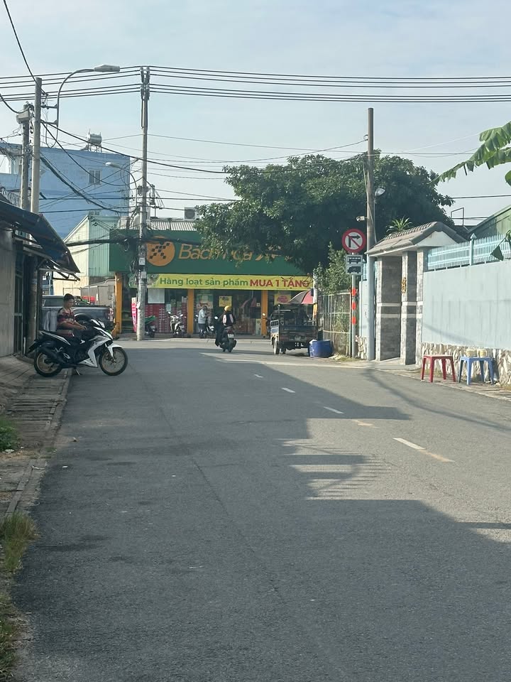 Xưởng Hóc Môn 303m² giá 11.5 tỷ - Mặt tiền đường Phan Văn Hớn!