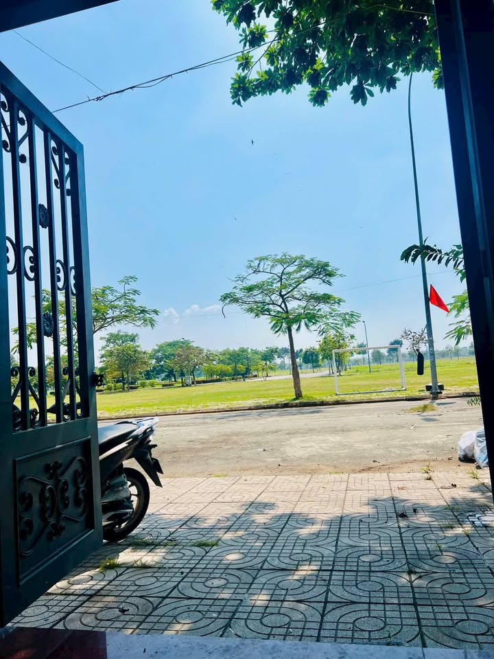 Nhà phố Đông Tăng Long Q9 85m² giá 8.5 tỷ - Kết nối giao thông thuận lợi!