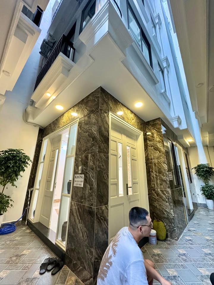 Nhà nguyên căn cho thuê tại ngõ 81 Trung Kính 40m² giá 25 triệu - Nhà mới, thang máy