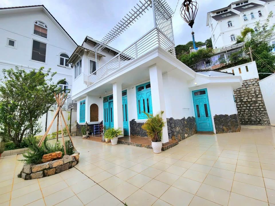 Căn villa mini Hoàng Hoa Thám Đà Lạt 500m² giá 15.5 tỷ - Sân vườn view đồi thông tuyệt đẹp!