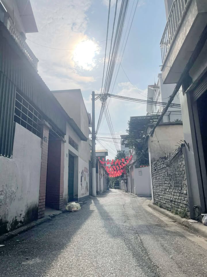 Bán lô đất Thạch Bàn 83m² giá 8.3 tỷ - Vị trí đẹp gần chợ và trung tâm thương mại!