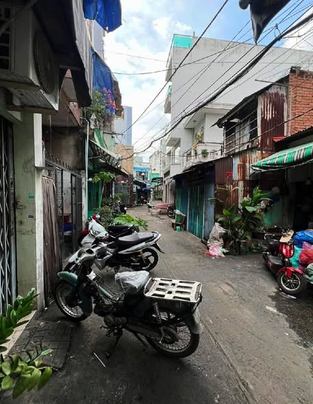 Nhà Phạm Văn Chí, Quận 6, 24m² giá 3.8 tỷ - Lô góc thoáng mát, sẵn sàng giao dịch!