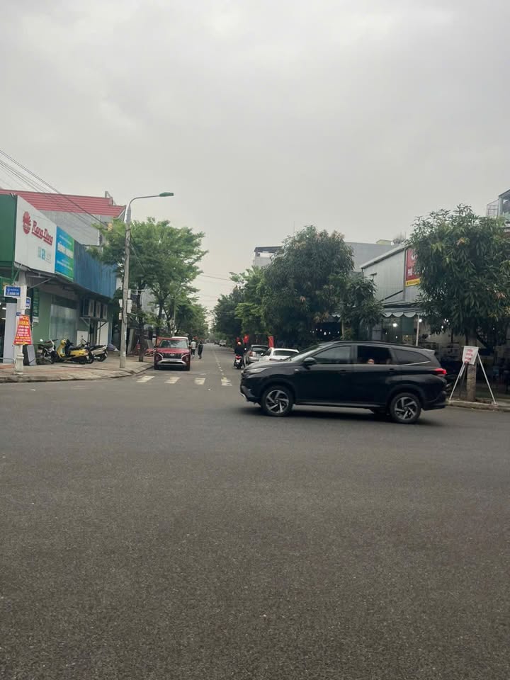 Bán biệt thự 2 tầng đường Cao Hồng Lãnh 250m² giá 13.5 tỷ - Sân vườn rộng rãi, góc 2 mặt tiền!