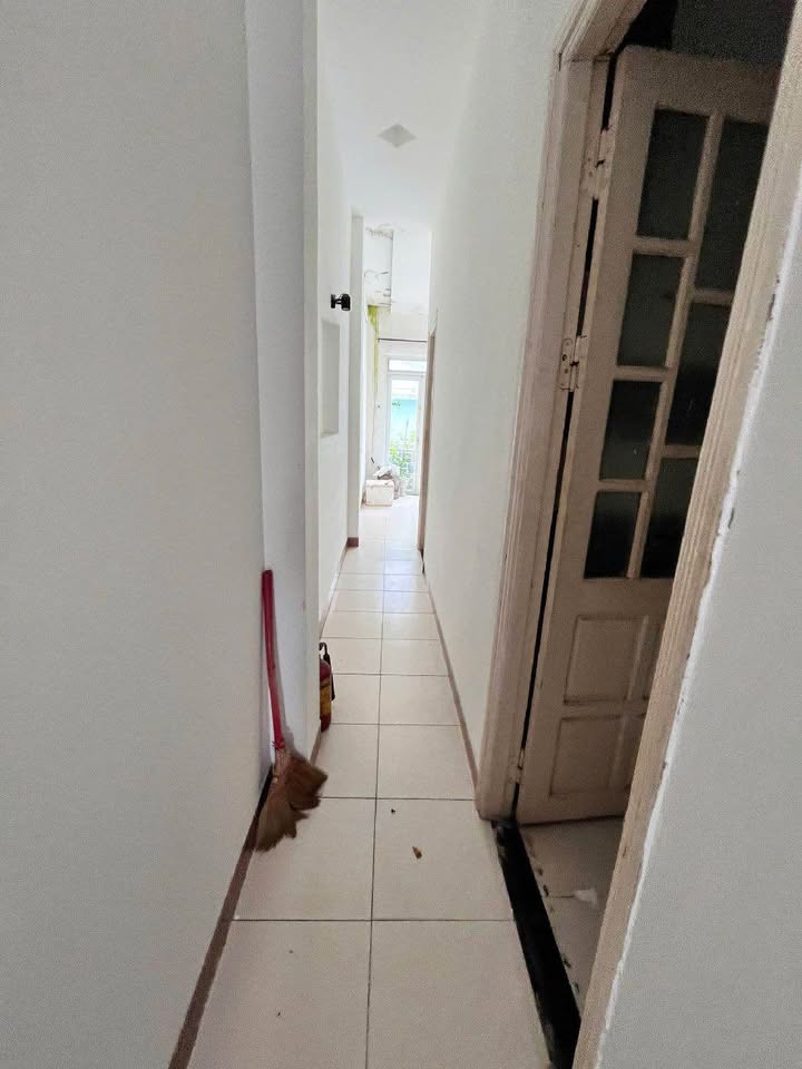 Nhà 2,5 tầng mặt kiệt Hoàng Diệu 50m² - Gần chợ mới, tiện ích đầy đủ!