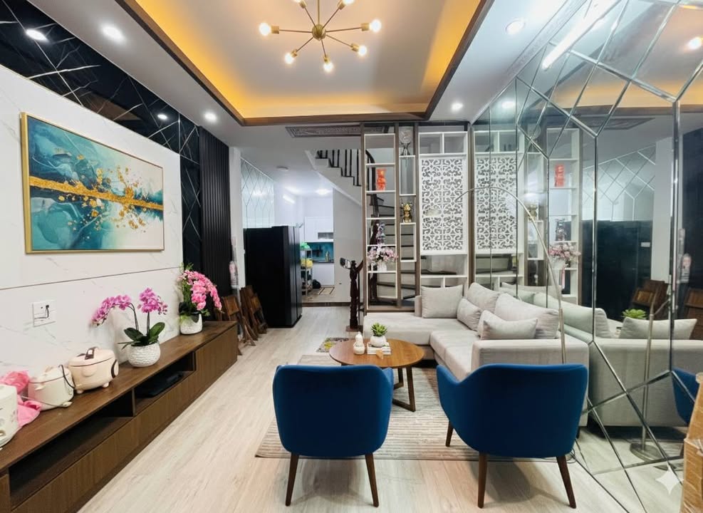 Nhà 5 tầng Phạm Văn Đồng Bắc Từ Liêm 35m² giá 7 tỷ - Không gian sống lý tưởng!