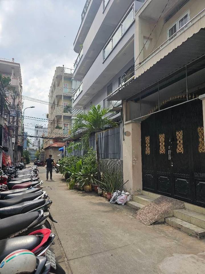 Nhà riêng Lạc Long Quân Q11 62m² giá 10,5 tỷ - Khu vực an ninh, dân trí cao!
