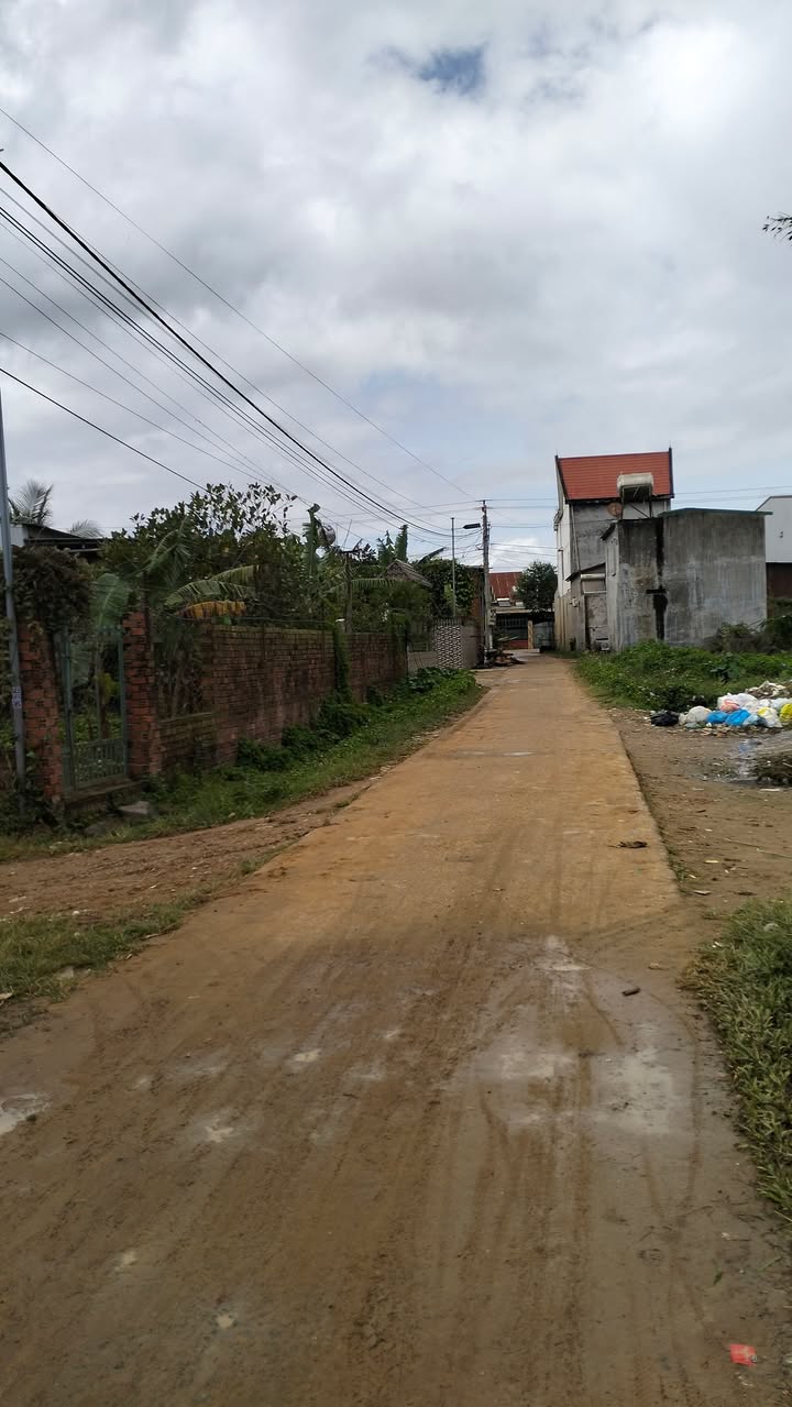 Đất nền Vụ Bổn Krông Pắc 300m² giá 3.3 tỷ - Vị trí đẹp, tiềm năng phát triển!