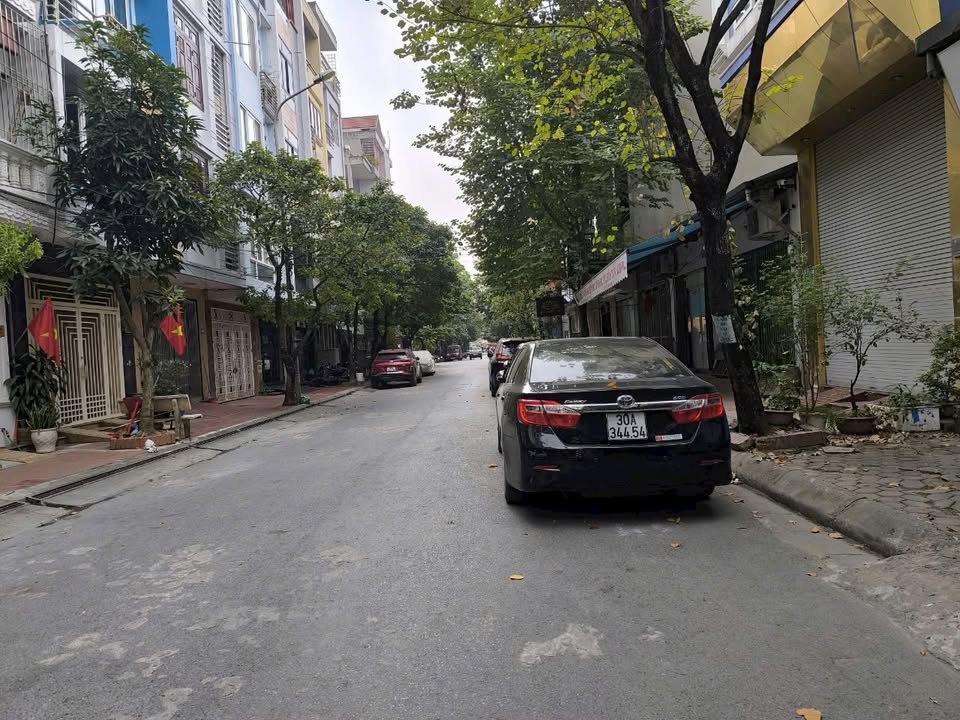 Nhà phố Lê Trọng Tấn 46m² giá 14.1 tỷ - Thang máy hiện đại, lô góc thoáng mát!