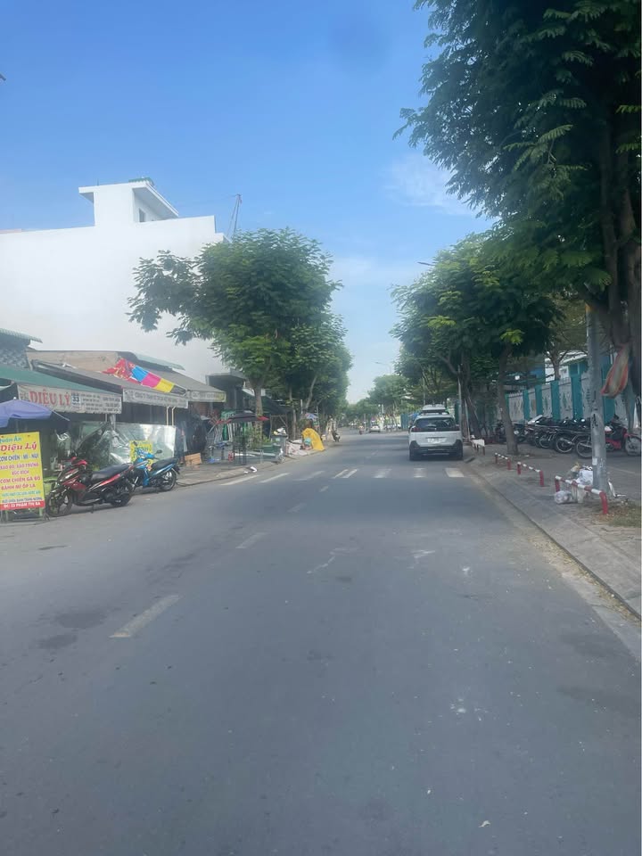 Biệt thự sân vườn Lê Văn Lương Q7 180m² giá 9.8 tỷ - Ô tô ngủ trong nhà!