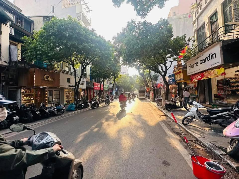 Bán FrontHouse Hàng Bông 150m² giá 11 tỷ - Địa điểm kinh doanh sầm uất!