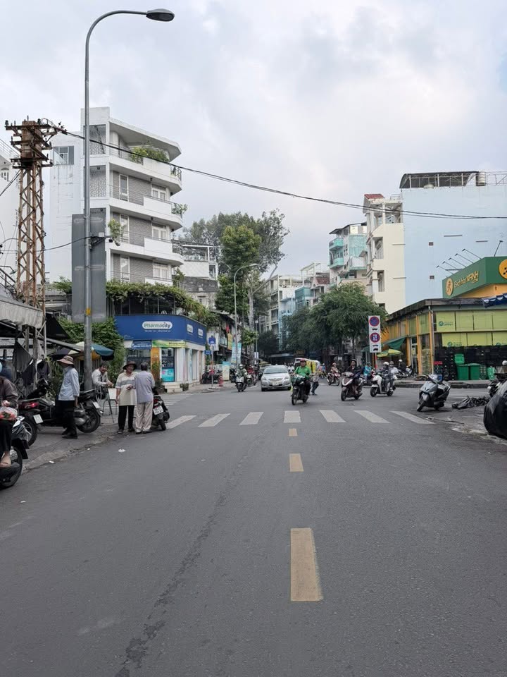 Nhà nguyên căn mặt tiền Trần Bình Trọng quận 5, 48m² giá chỉ 23 triệu/tháng - Vị trí kinh doanh sầm uất!