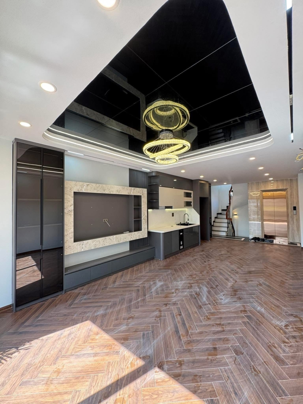 Nhà phân lô Hoàng Quốc Việt, Cầu Giấy, 45m² - Thang máy, kinh doanh đỉnh!