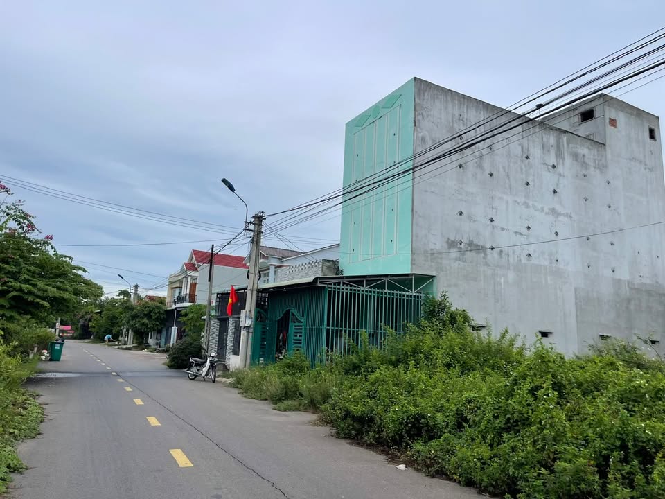 Nhà 3 tầng mặt đường Tôn Thất Tùng, An Nhơn 204m² chỉ 3 tỷ - Đầu tư sinh lời từ Nhà Yến!