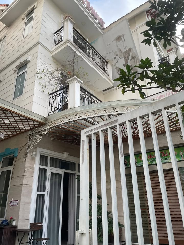 Biệt thự góc 3 tầng 200m² tại Nguyễn Huy Tưởng - Giá thỏa thuận hấp dẫn!