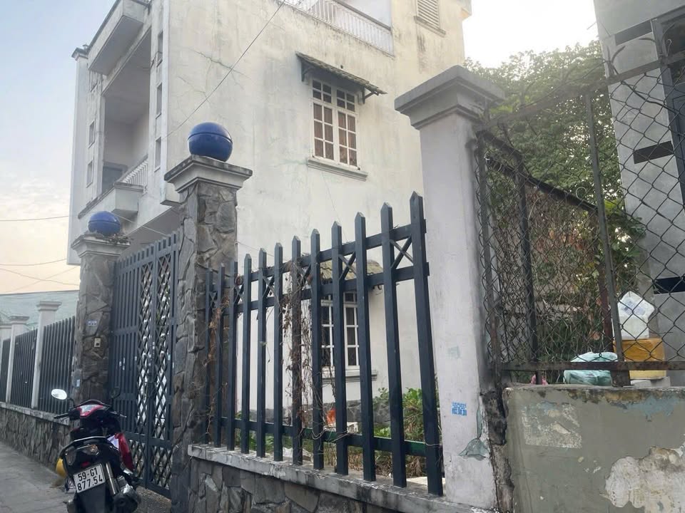 Nhà Hóc Môn 158m² giá 5.2 tỷ - Gần chợ, trường học tiện lợi!