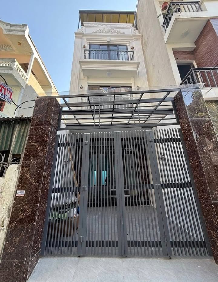 Nhà đẹp Thạch Bàn, Long Biên 68m² giá 11 tỷ - Ô tô đỗ cửa, gần trường và chợ!