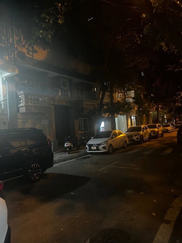 Nhà Bán Đầm Trấu 40m² - 4 Tầng - Giá 15.5 Tỷ - Thiết Kế Hiện Đại