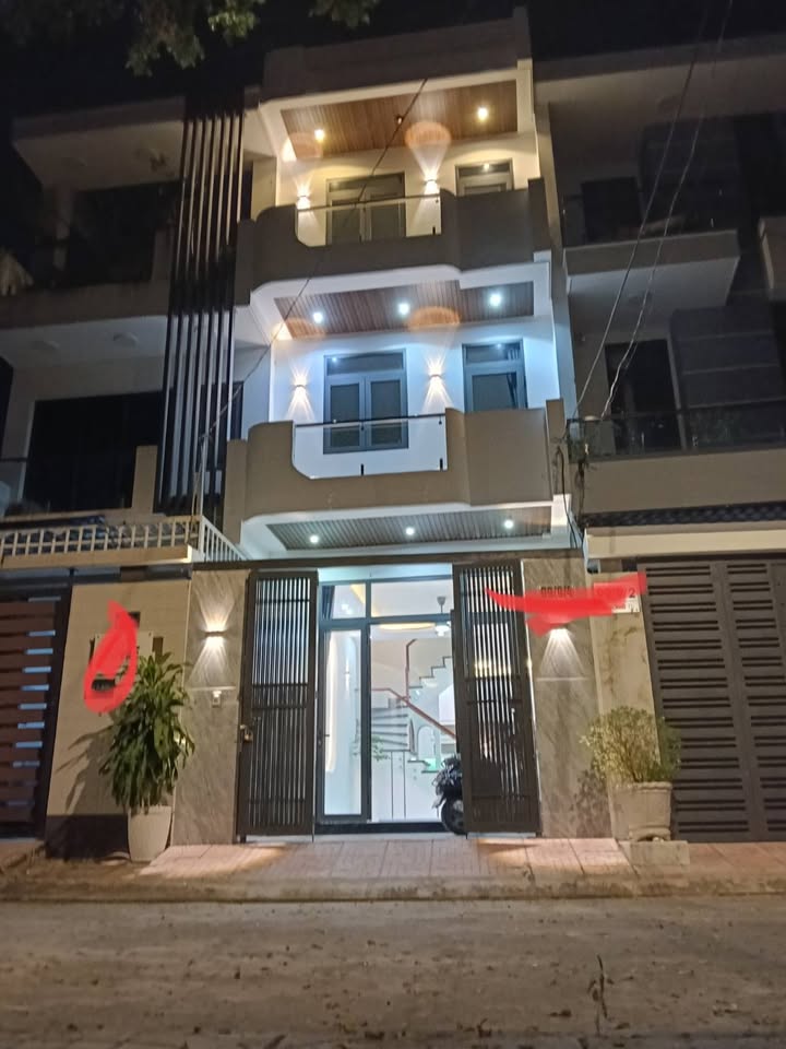 Nhà phố hẻm đường 8 Lò Lu quận 9, 55m² giá thỏa thuận - Sẵn sổ hồng, full nội thất!