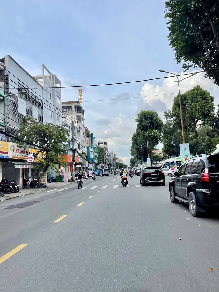 Nhà phố mặt tiền quận 6, 70m² giá 11 tỷ - Đường đẹp, khu dân trí cao!