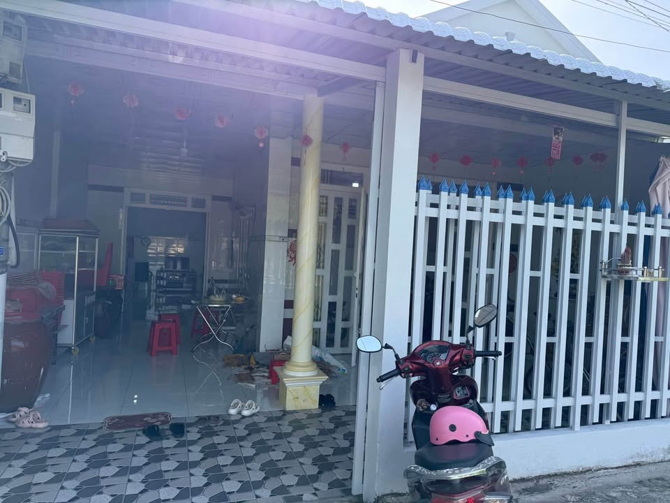 Nhà phố Tân Hạnh Vĩnh Long 149m² giá 1.1 tỷ - Mặt tiền đường nhựa ô tô vào tận nơi!