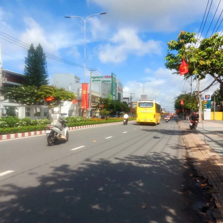 Cho thuê nhà mặt tiền Đại Lộ Đồng Khởi Bến Tre 400m² - Kinh doanh lý tưởng!