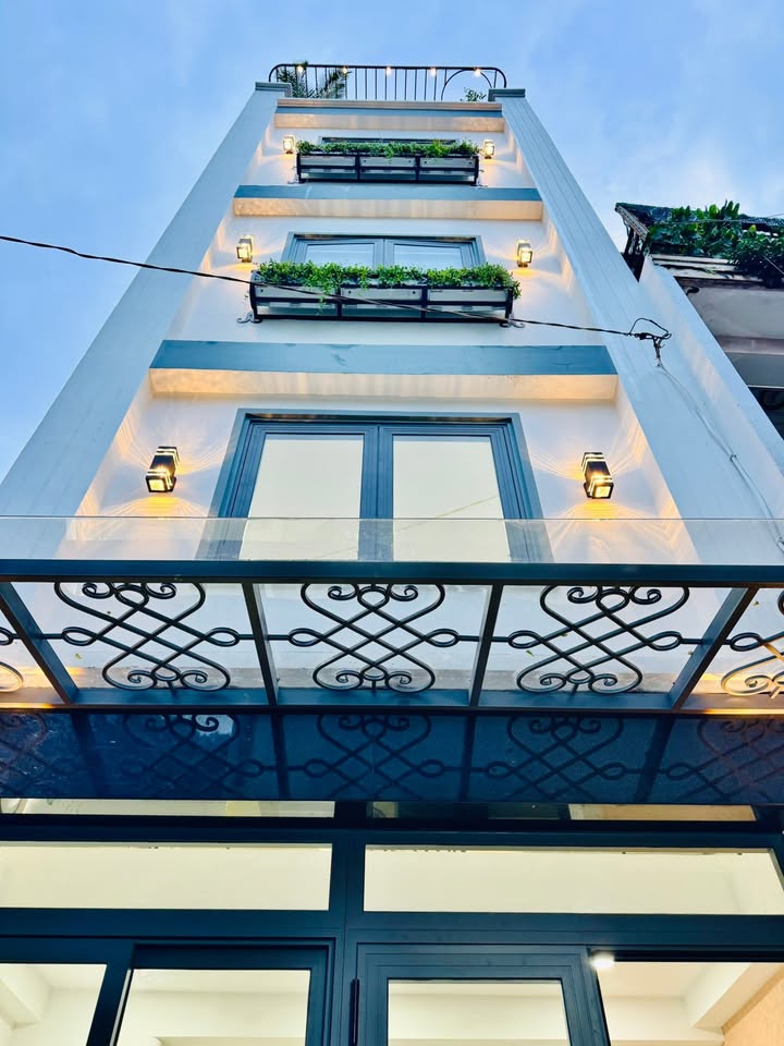 Nhà đẹp Lê Quang Định, Bình Thạnh 21m² giá 5.88 tỷ - Full nội thất, sẵn sàng ở ngay!