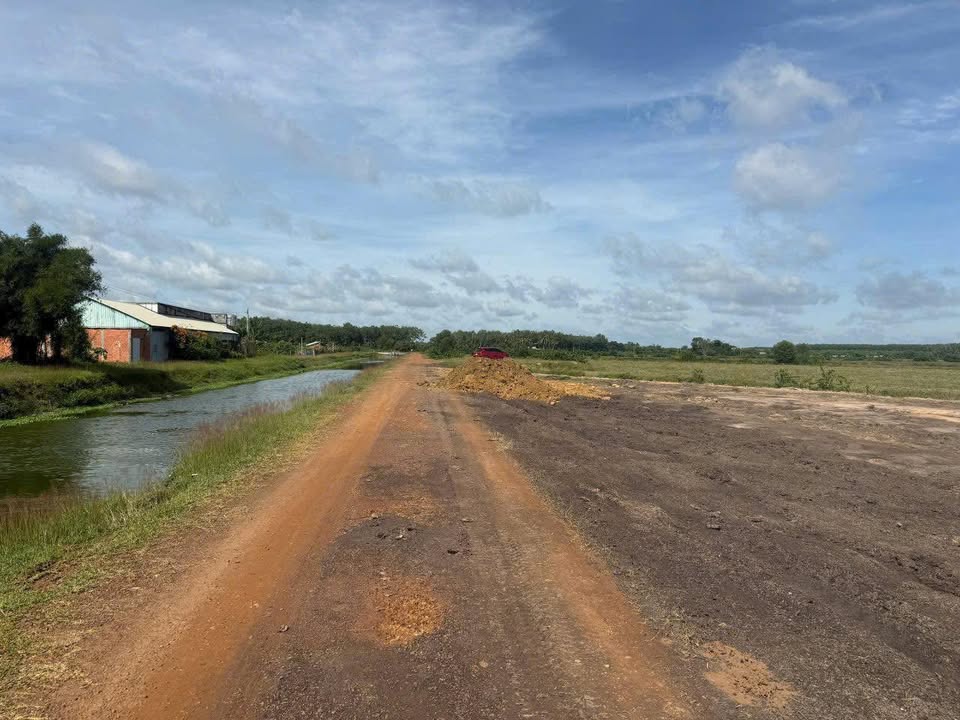 Đất nền Dương Minh Châu Tây Ninh 130m² giá 190 triệu - Tắm kênh mát mẻ ngay!