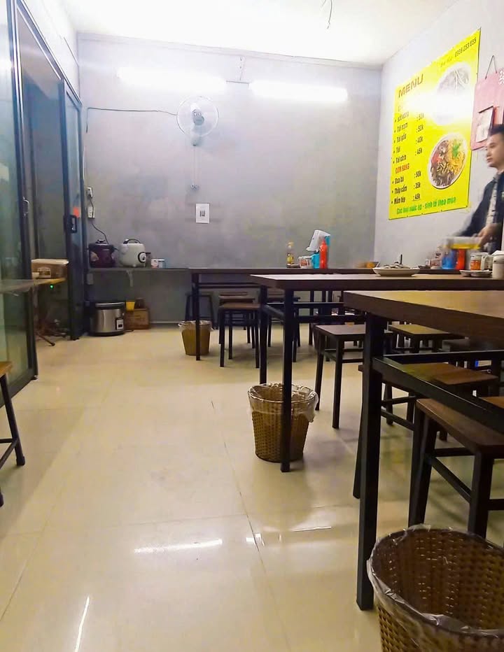 Quán ăn Nghĩa Tân, Cầu Giấy 41,9m² giá 9,99 triệu - Lượng khách ổn định!