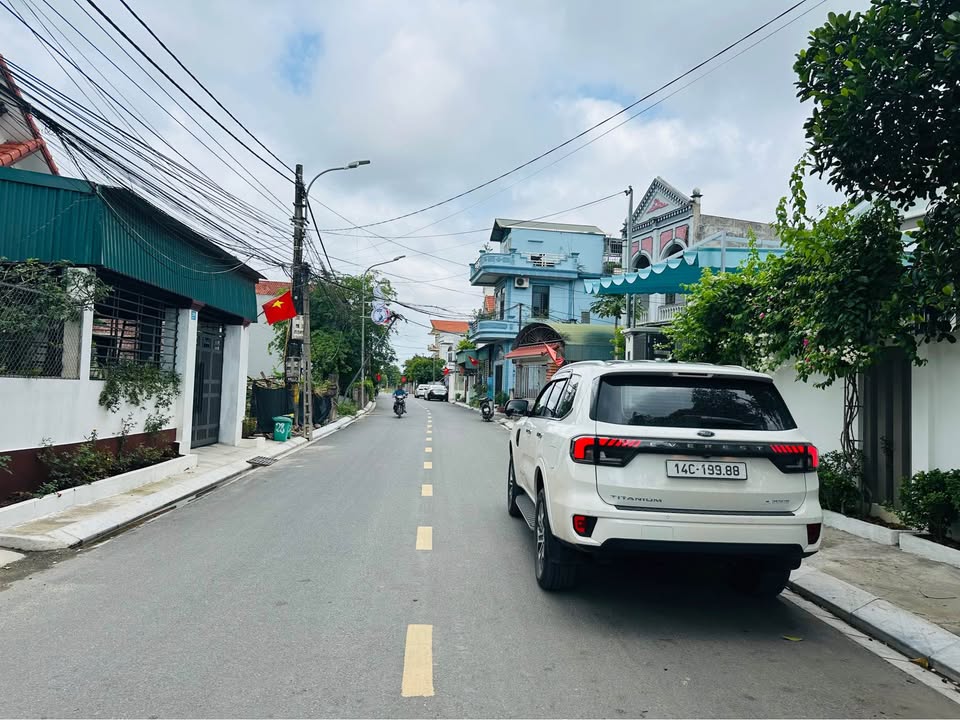 Nhà góc 2 mặt tiền Móng Cái 105m² giá 2 tỷ - Cơ hội đầu tư hấp dẫn!