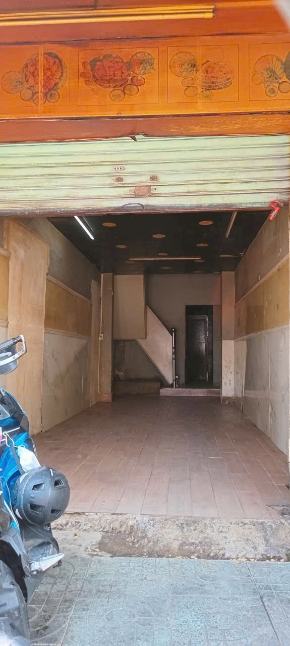 Bán đất mặt tiền Cách Mạng Tháng 8, Tân Bình 33m² giá 7 tỷ - Vị trí kinh doanh tuyệt vời!