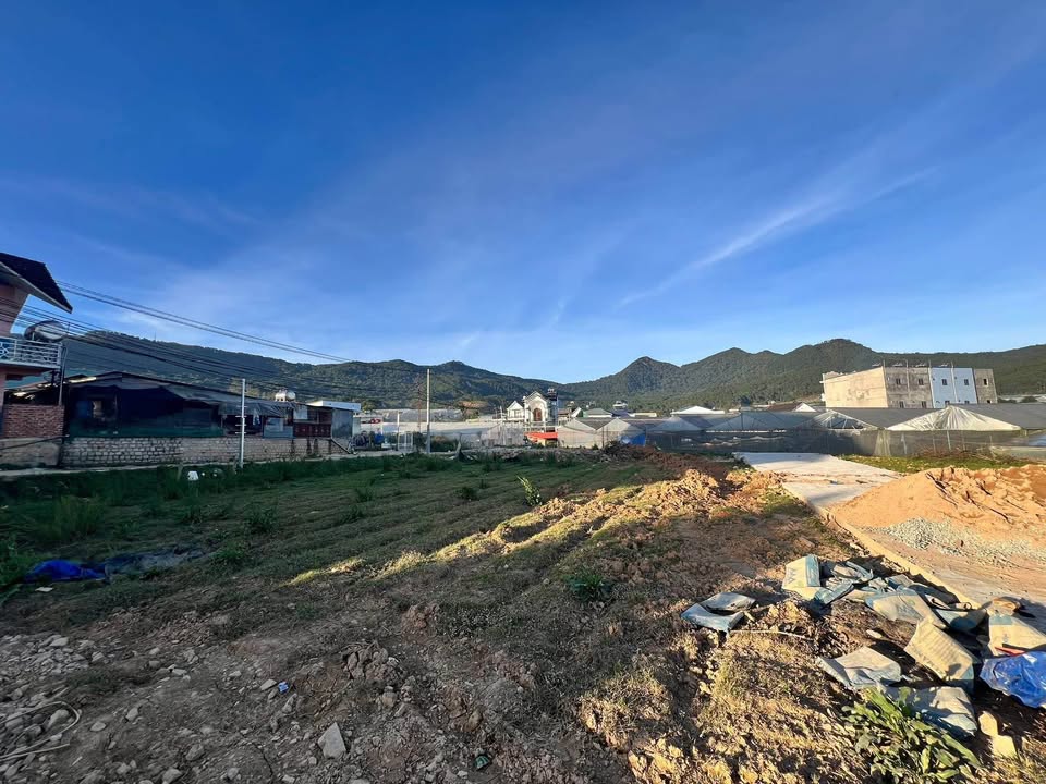 Đất nền đẹp tại Đà Lạt 101m² giá 2.35 tỷ - Hai mặt tiền thuận lợi!