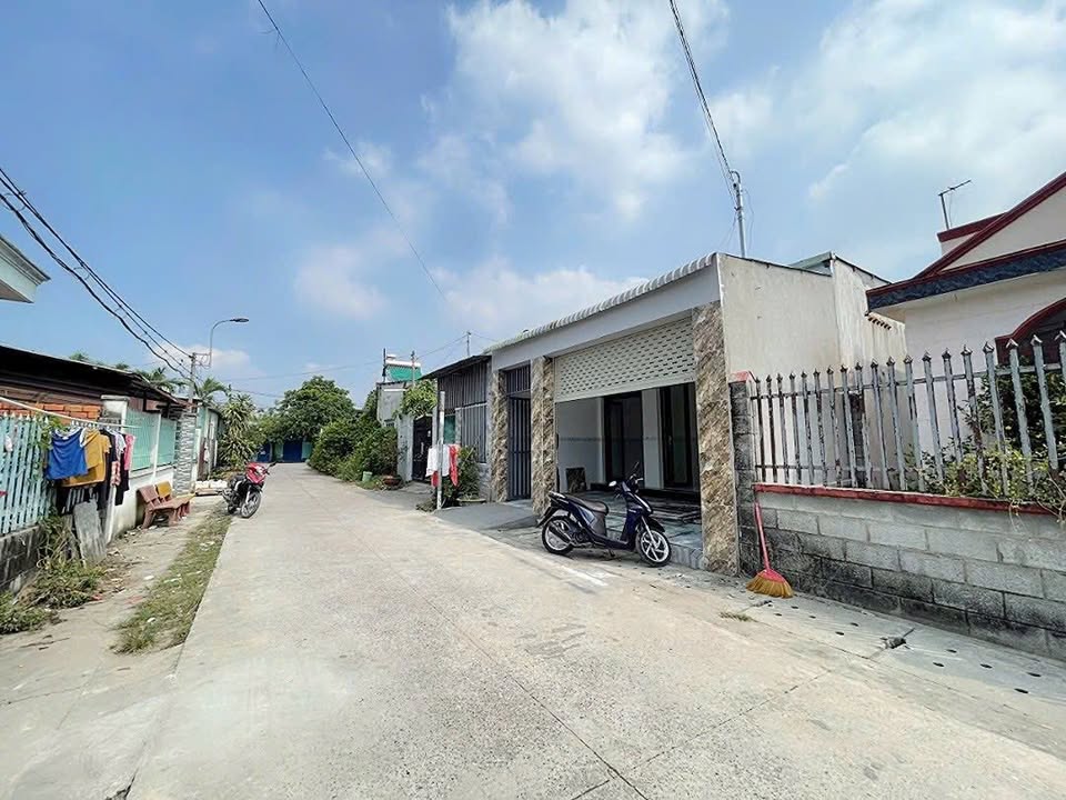 Nhà Tân Phú Trung Củ Chi 76m² giá 2.3 tỷ - Khu dân cư sầm uất, tiện ích đầy đủ!