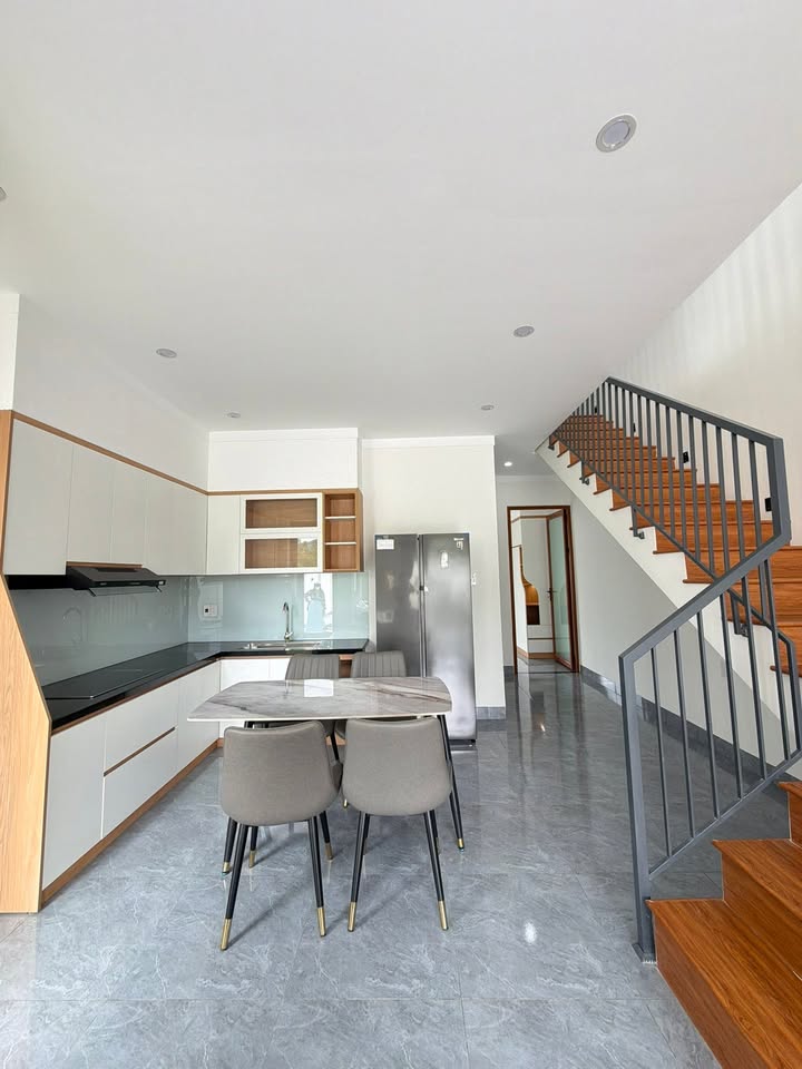 Nhà phố mới bán tại Cư Êbur, Buôn Ma Thuột 330m² giá 2.65 tỷ - Sân vườn thoáng mát!