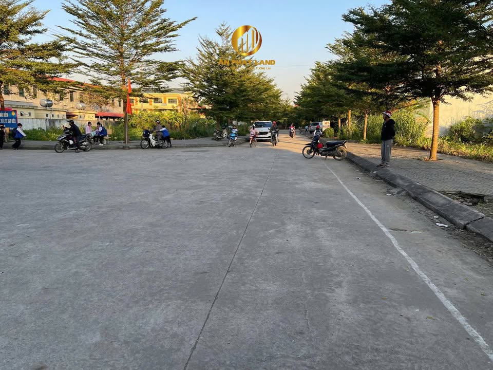 Đất nền Thị Trấn Me 150m² giá 3 tỷ - Mặt tiền 6m hướng Bắc gần trường học!