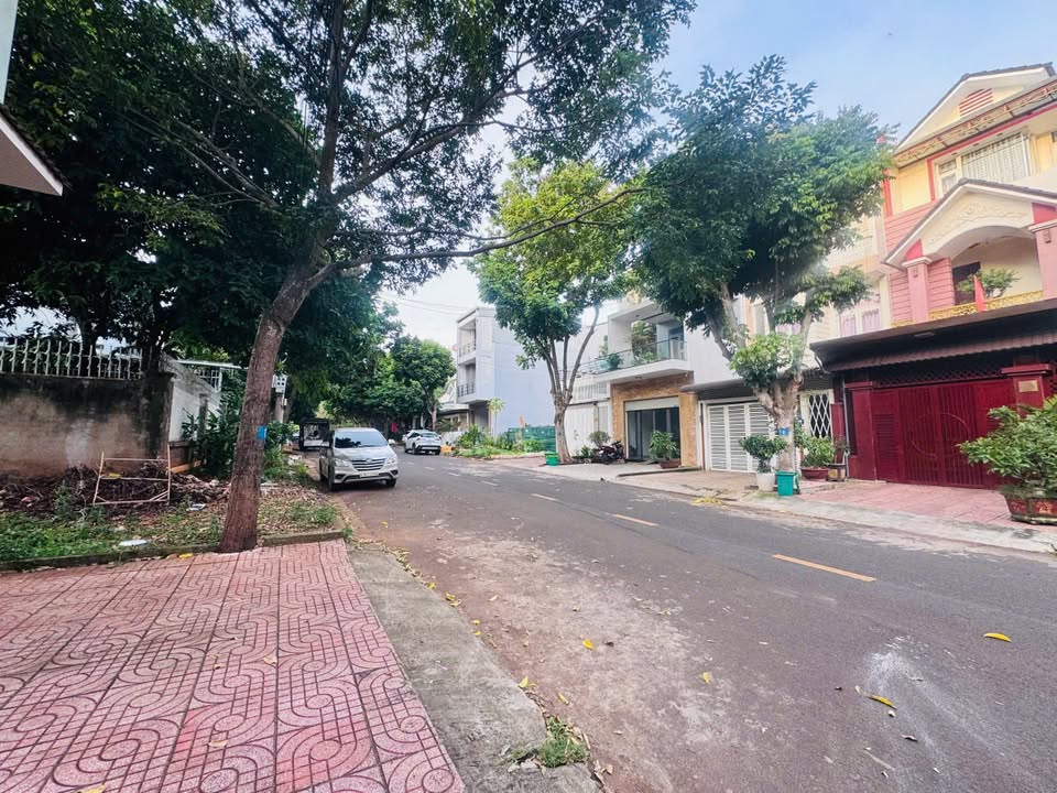 Nhà mặt tiền Nay Phao, Tân An, Buôn Ma Thuột 300m² giá 18.999 tỷ - Thiết kế đẳng cấp, vị trí vàng!