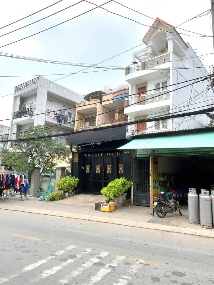 Nhà 4 tầng mặt tiền 150m² đường Phú Thuận, quận 7 chỉ 18.5 tỷ - Đầu tư sinh lời ngay!
