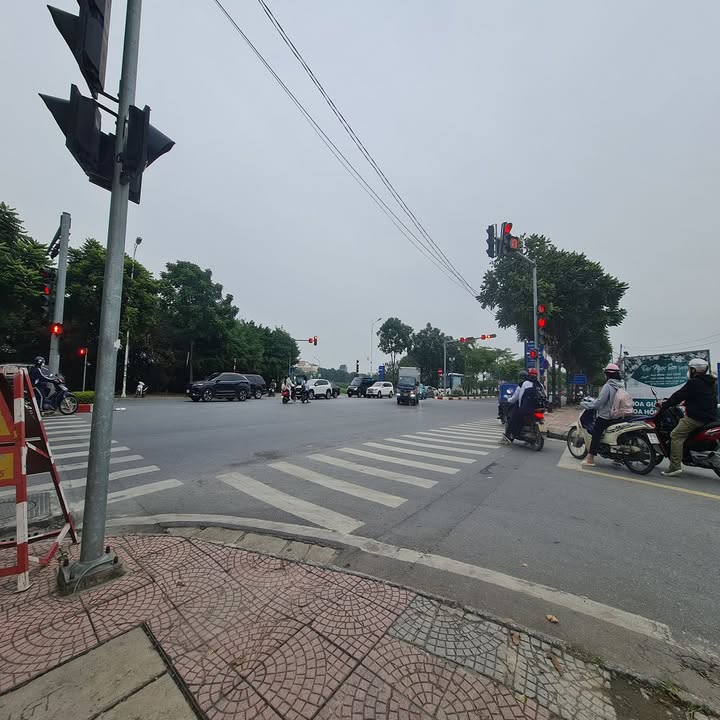 Đất Trâu Quỳ Gia Lâm 121m² mặt đường 12m - Sổ đỏ chính chủ, giá bán gấp!