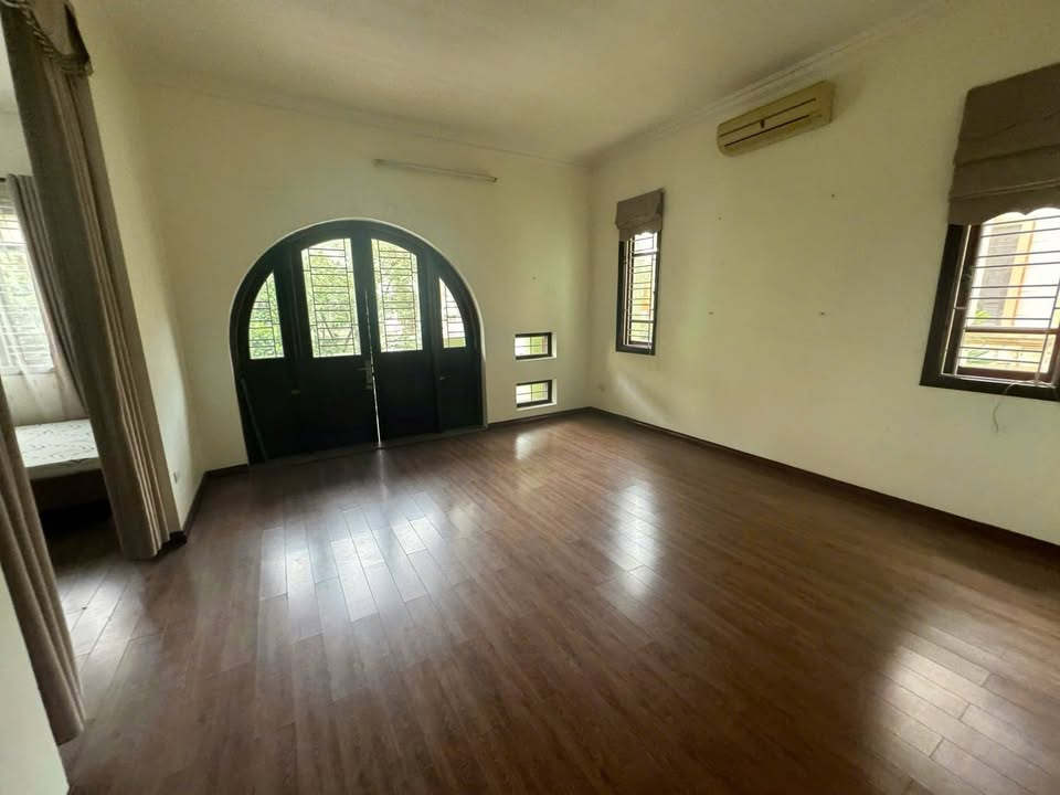 Biệt thự cho thuê phố Văn Cao 300m² giá 50 triệu - Siêu VIP, thang máy tiện nghi!