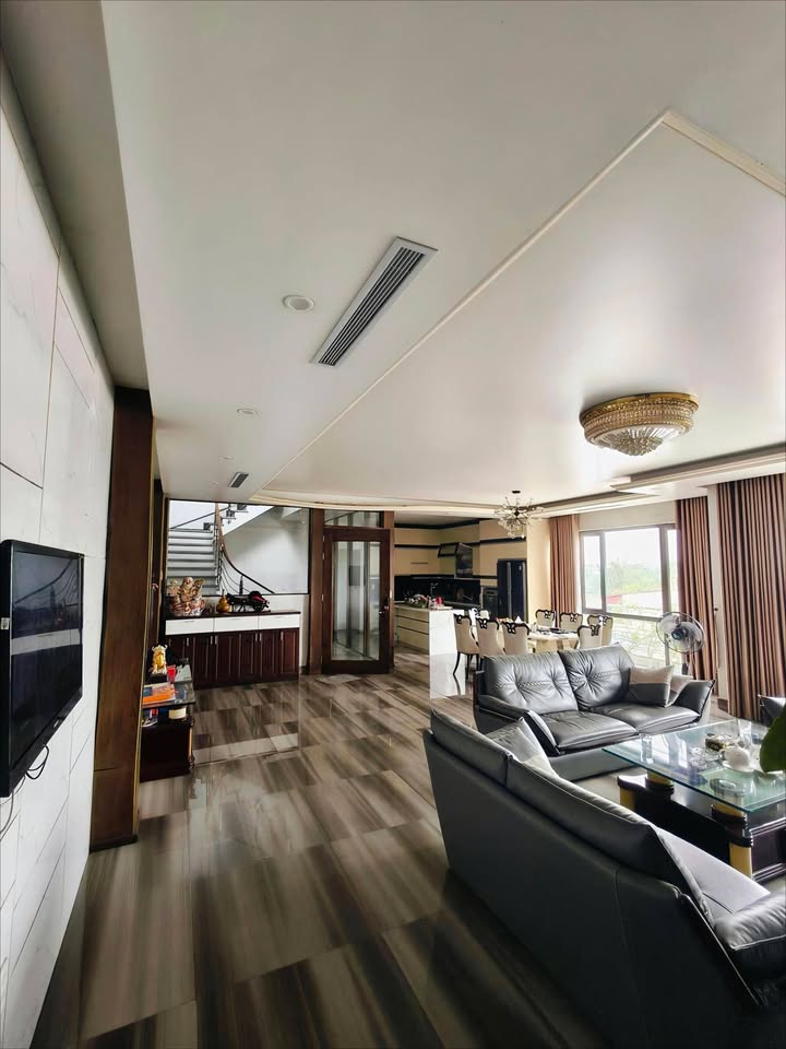 Showroom mặt tiền đường Nguyễn Văn Linh quận Lê Chân 272m² giá 20 tỷ - Lô góc cực đẹp!