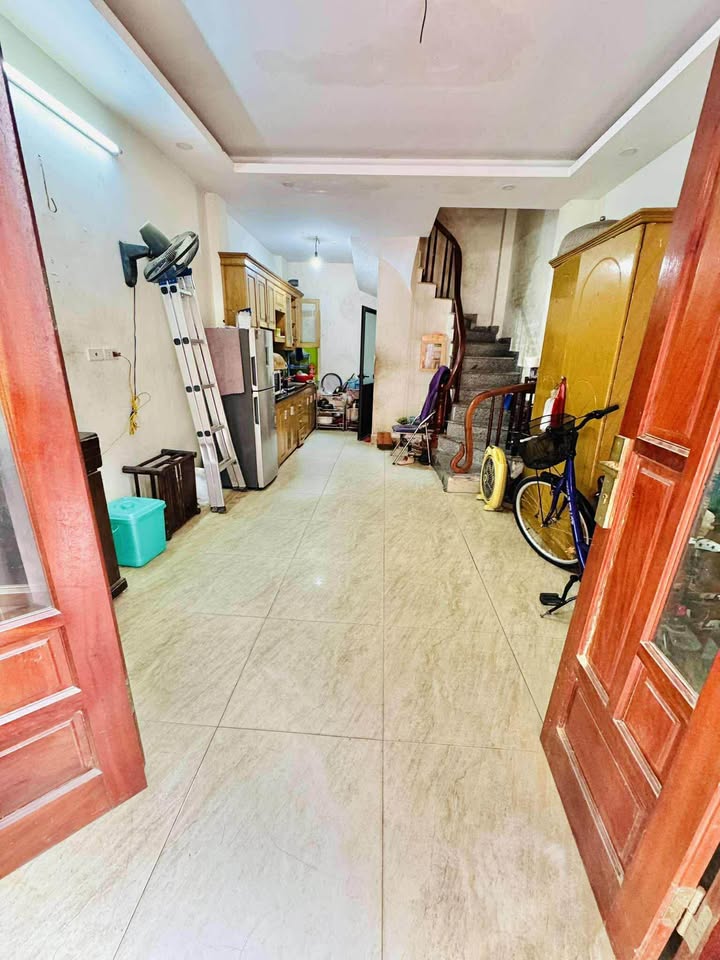 Nhà 5 tầng Ngõ 298 Ngọc Hồi 33m² giá 4 tỷ - Sổ đỏ chính chủ, gần chợ và trường học!
