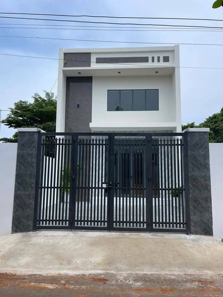 Nhà 1 trệt 1 lầu tại khu dân cư Hòa Long, Bà Rịa 100m² giá 2.6 tỷ - Sẵn sàng vào ở!
