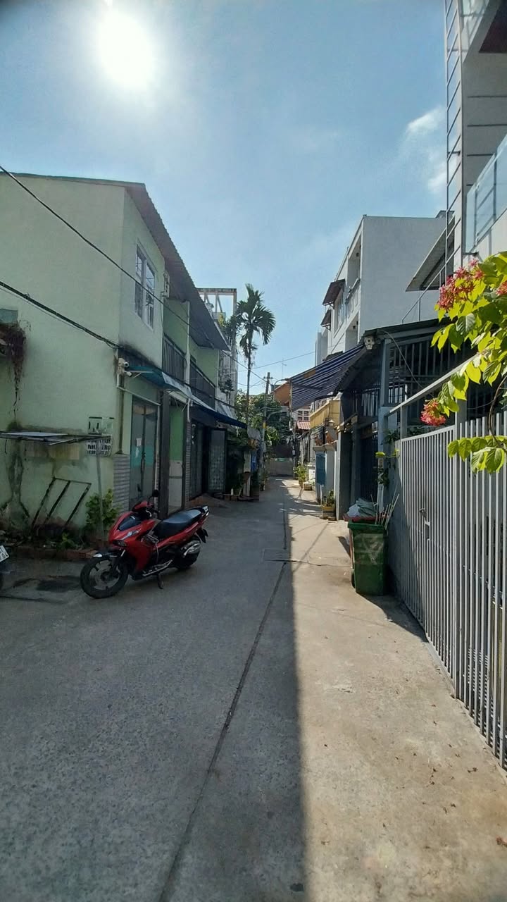 Nhà phố 2 tầng đường 15B, quận 7, 100m² giá 6.1 tỷ - Hẻm xe hơi, tặng nhà đẹp!