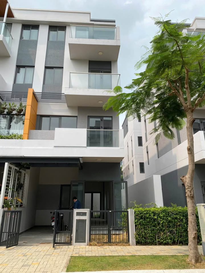 Nhà phố liền kề Lovera Premier, Bình Chánh, 105m² giá 10.5 tỷ - Thiết kế đẹp, view công viên thoáng mát!