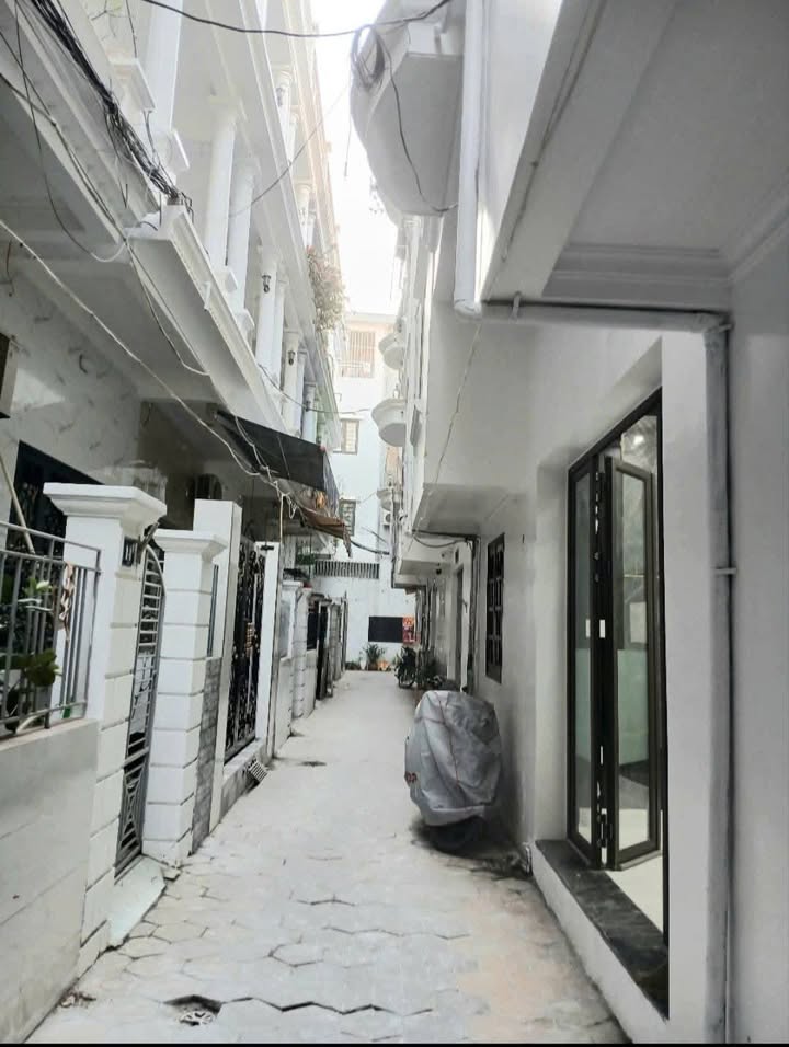 Nhà 3,5 tầng ngõ 250 Thiên Lôi 35m² giá 2,25 tỷ - Vị trí siêu đẹp, ô tô gần bên!